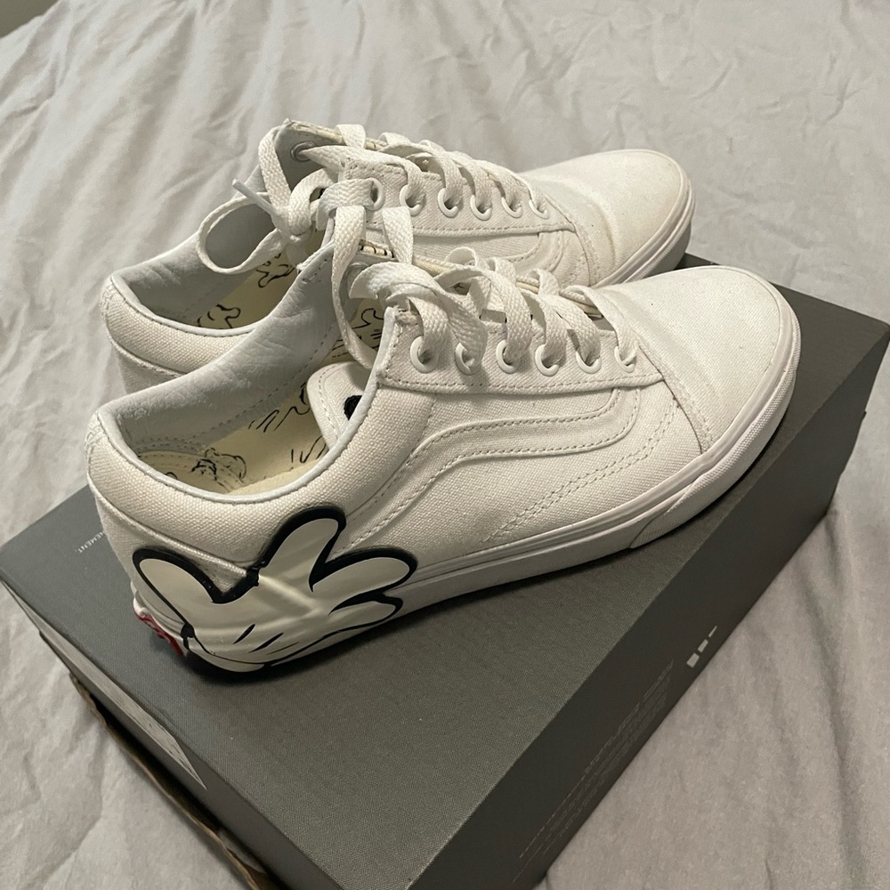 7.5W Disney Vans